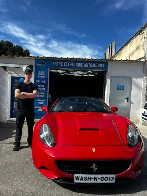 L'équipe WashNGo13 detailing automobile Saint-Mitre les Remparts devant avec une Ferrari